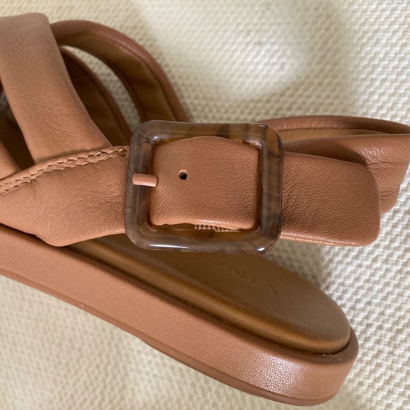 Like new Vince Women's Rexx leather Sandals in TAN with original box - Picture 9 of 10